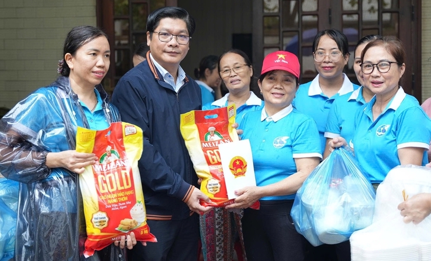 City leader visits and encourages free kitchens supporting people in flooded areas