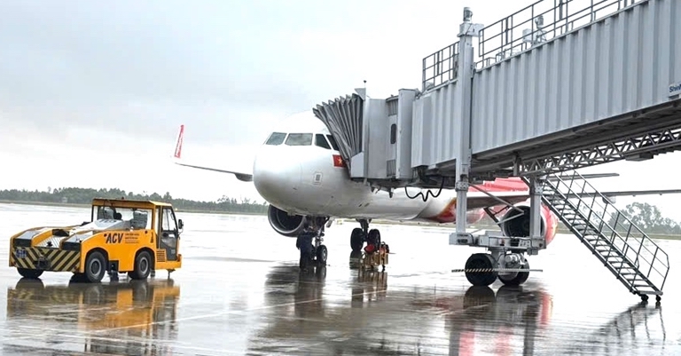 Traffic paralyzed by floods, flights to Hue still operating