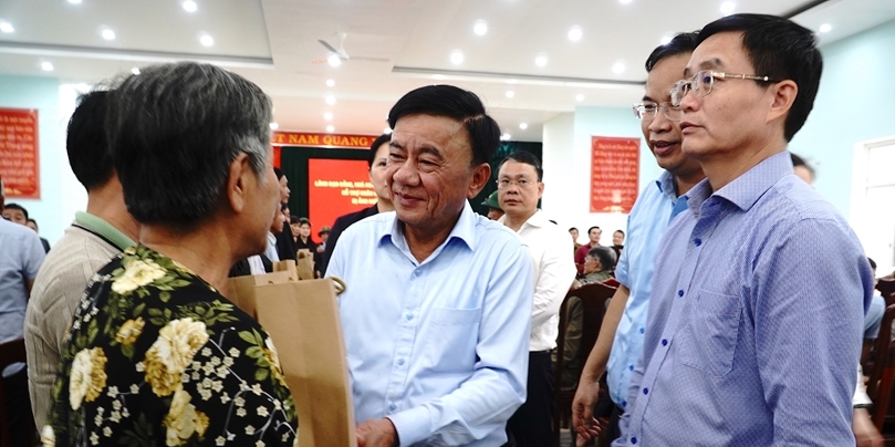 Permanent Member of the Communist Party of Vietnam Central Committee’s Secretariat Tran Cam Tu visits and inspects flood response and recovery efforts in Hue City