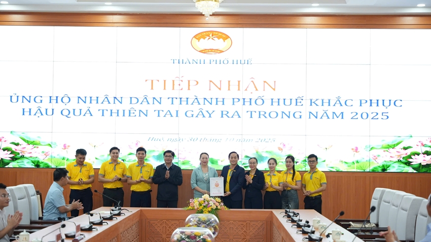 Hue receives 2 3 billion VND in donations to support flood recovery efforts