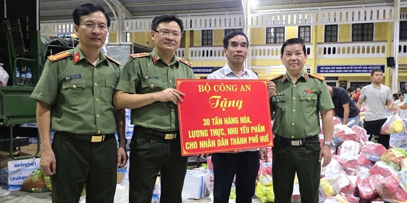 Ministry of Public Security supports 30 tons of relief goods for Hue people