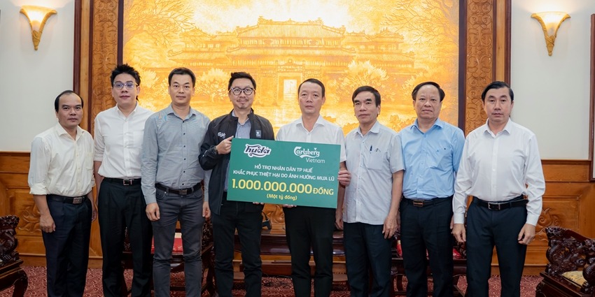 Carlsberg Vietnam donates 1 billion VND to support Hue residents in flood recovery