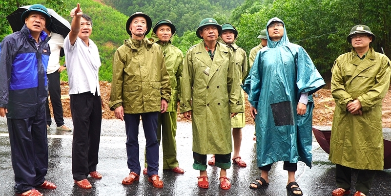 Chairman of the City People s Committee Phan Thien Dinh inspects landslide spots and vulnerable areas