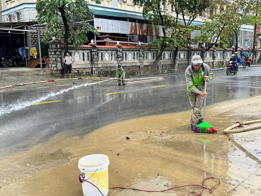 Cleaning up the city after severe flood