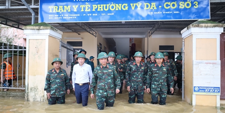 Commander of Military region 4 and city leaders inspect and encourage forces overcoming flood aftermath