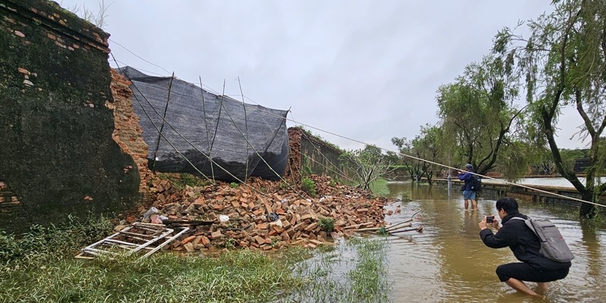 Floods cause section of Hue Imperial Citadel wall to collapse