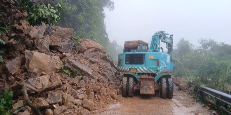 One-lane traffic reopened on Pe Ke Pass