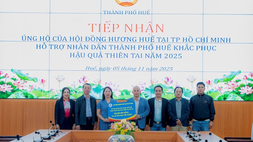 Receiving 900 million VND and 25 Tons of Essential Goods from the Hue Fellow Countrymen Association in Ho Chi Minh City