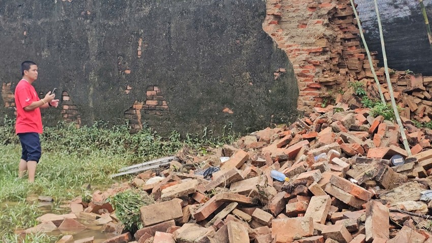 Requesting a review of the areas along the walls of Hue Imperial Citadel that are at high risk of landslides