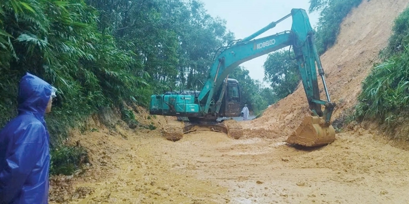 Overcoming landslides, clearing traffic routes