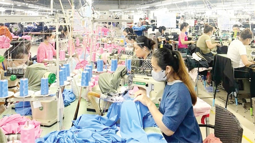 Sharing hardship with workers during flooding season