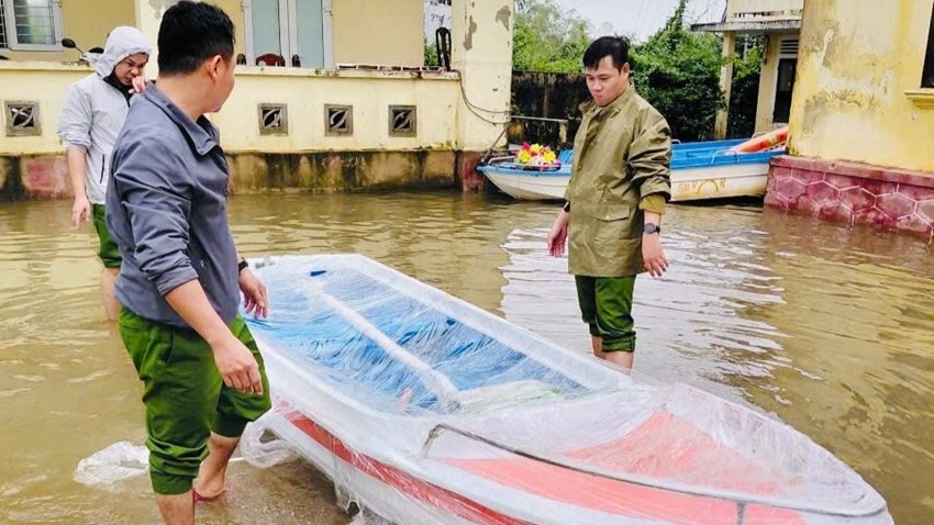 Donating over 470 million VND to support residents in flooded areas and local frontline forces