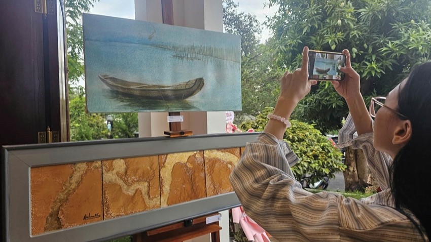 The hobby of collecting paintings