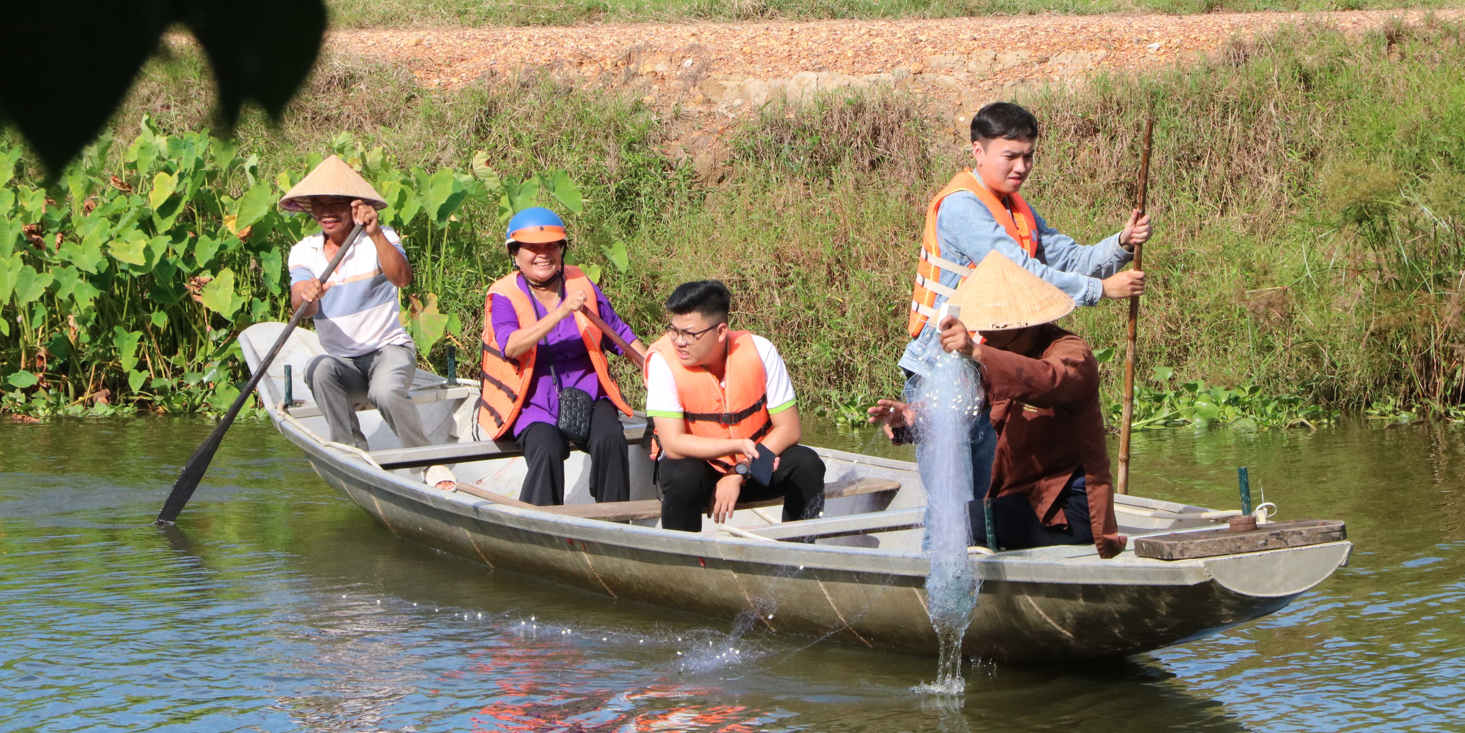 Building a widespread community tourism network