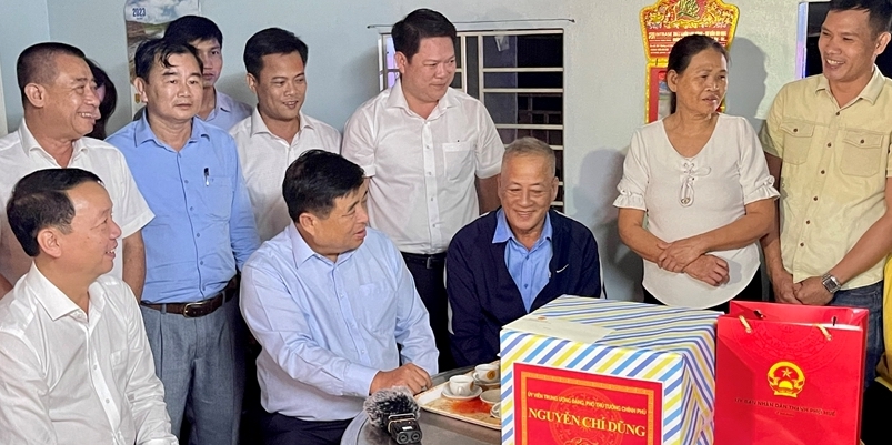 Deputy Prime Minister Nguyen Chi Dung visits and encourages people affected by floods