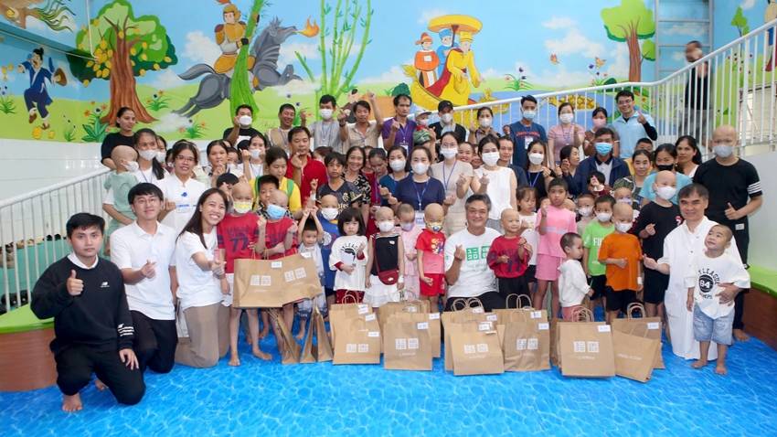 UNIQLO Vietnam presents gifts to support residents in flooding-affected areas in Hue City