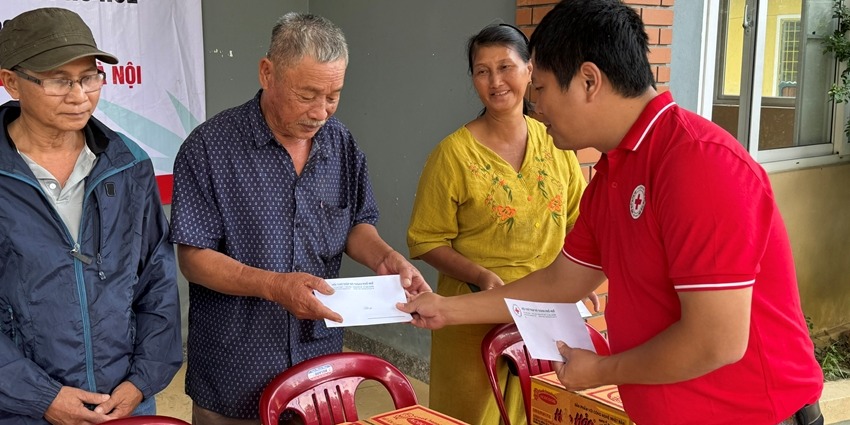 Hue Red Cross receives over 6 billion VND to support residents affected by flooding