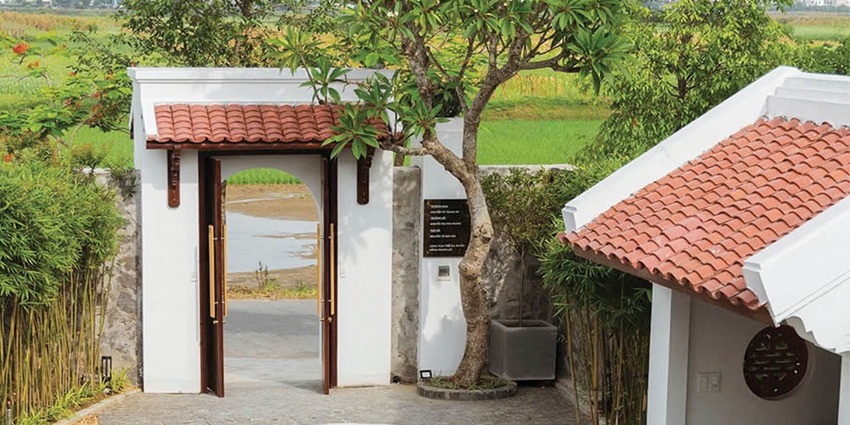 “I return once more to the river of my homeland…”