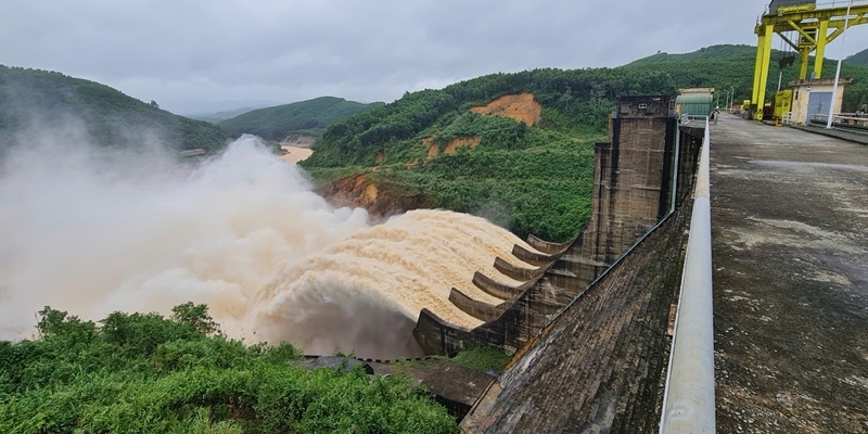 Heavy rain in mountainous areas, Binh Dien and Huong Dien reservoirs increase water discharge downstream