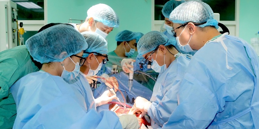 Hue Central Hospital masters liver transplant technology, saves 2-year-old patient