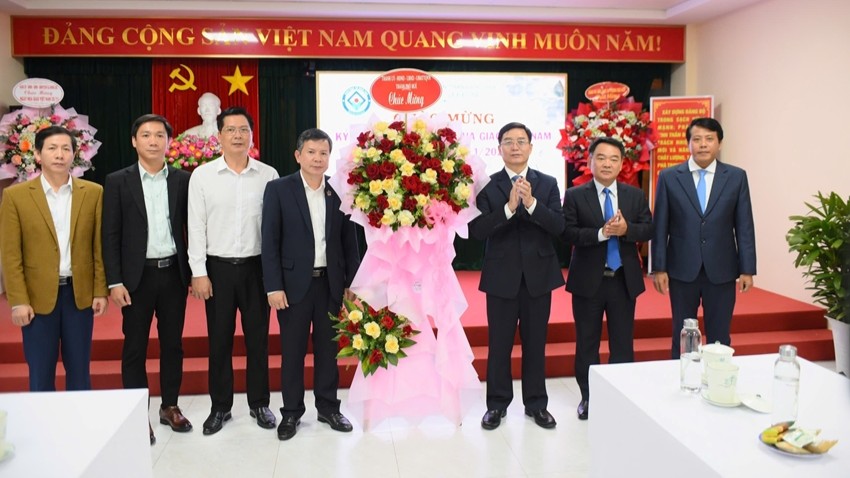 City leaders visit and extend congratulations on Vietnamese Teachers’ Day