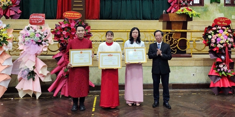 12 teachers awarded Certificates of Merit by the City People s Committee