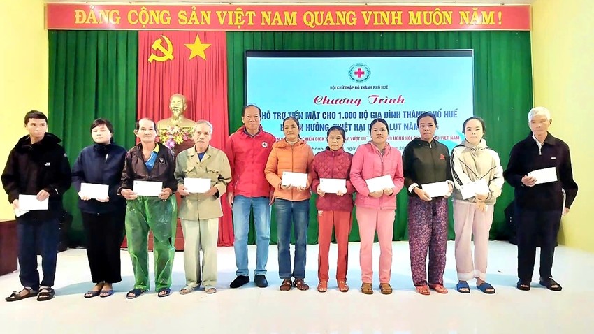 Presenting 1 000 gifts to support residents suffering damages caused by floods