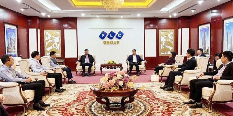 Standing Vice Chairman of the City People s Committee Nguyen Thanh Binh works with Bamboo Airways