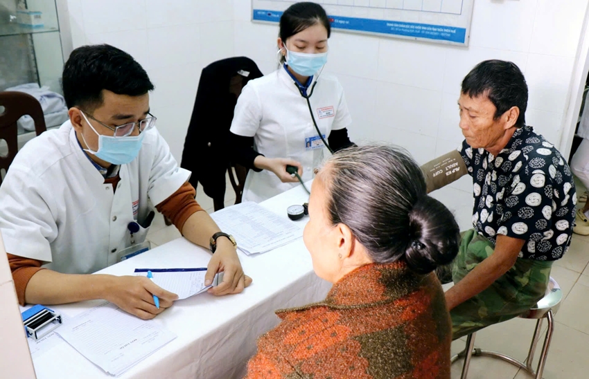 Free medical examinations and medicine distribution for 1 000 residents of Hung Loc commune after flooding