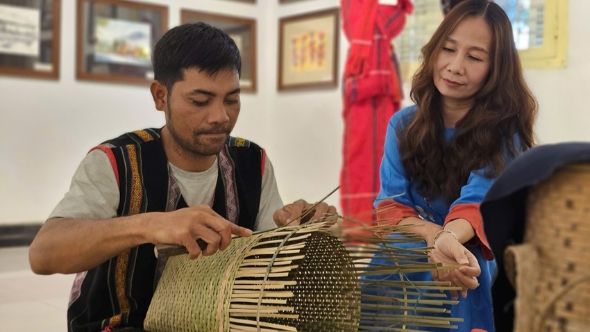 The scenery and culture of A Luoi come to life through sketches