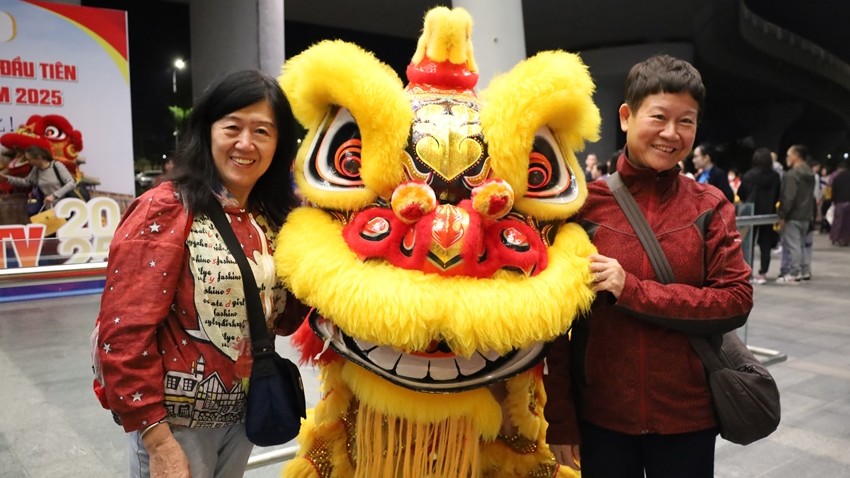 Welcoming the first charter flight from Shenzhen China to Hue