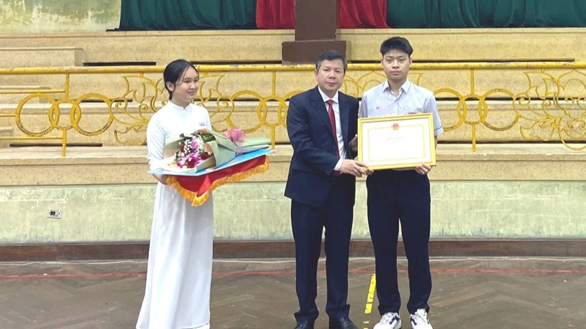 Chairman of the City People’s Committee awards the Certificate of Merit to Le Quang Duy Khoa after the 2025 Olympia Final