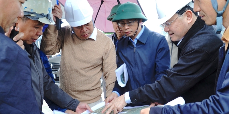 Chairman of the City People s Committee Nguyen Khac Toan inspects key projects