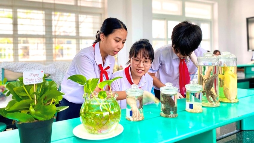 Hue City receives investment for 3 international-standard STEM rooms