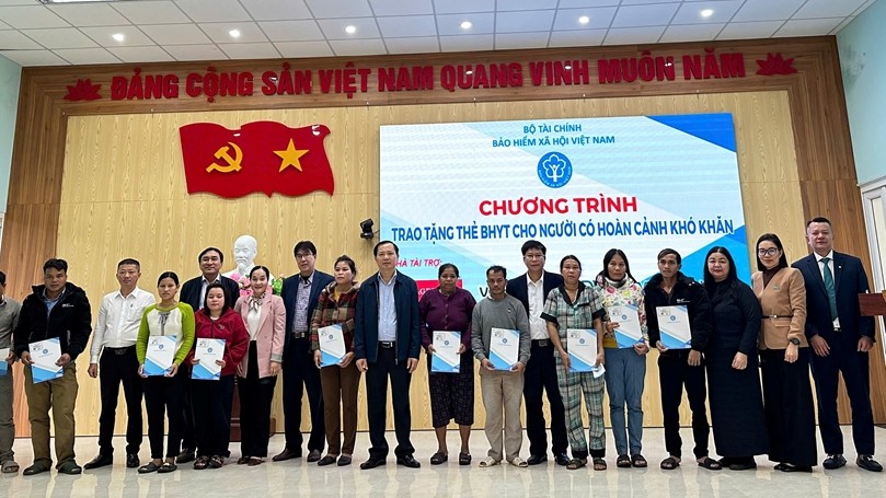 Presenting 4,038 health insurance cards to people in difficult circumstances