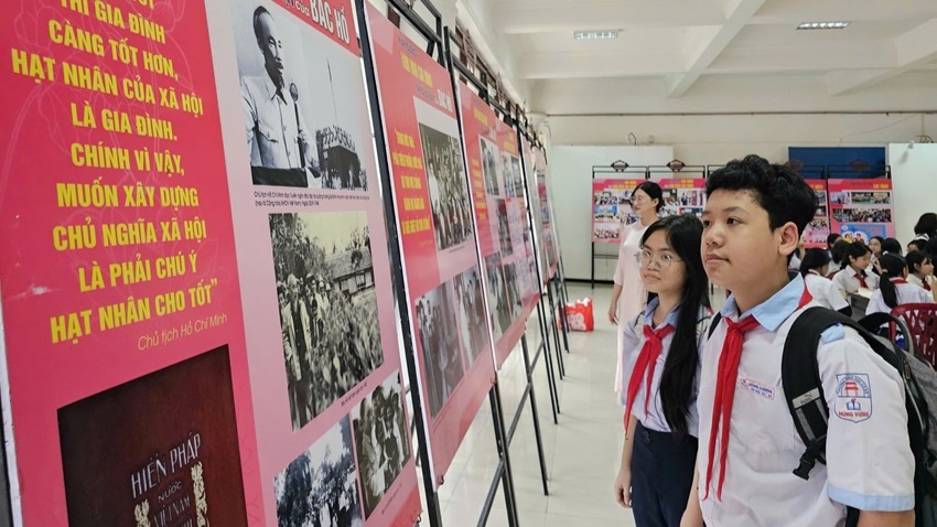 Students eagerly learn about Uncle Ho’s life and career