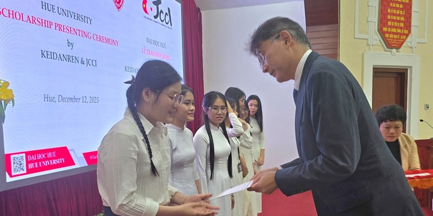 Hue University awards 20 Keidanren  JCCI scholarships in 2025 to students