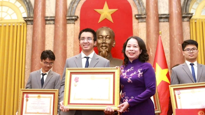 Two Hue students receive Third-Class Labor Orders from Vietnam’s President