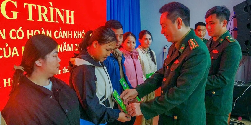 Giving 260 gift packages to residents in border areas