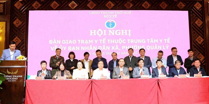 Handover of commune and ward health stations to commune-level People s Committees for management