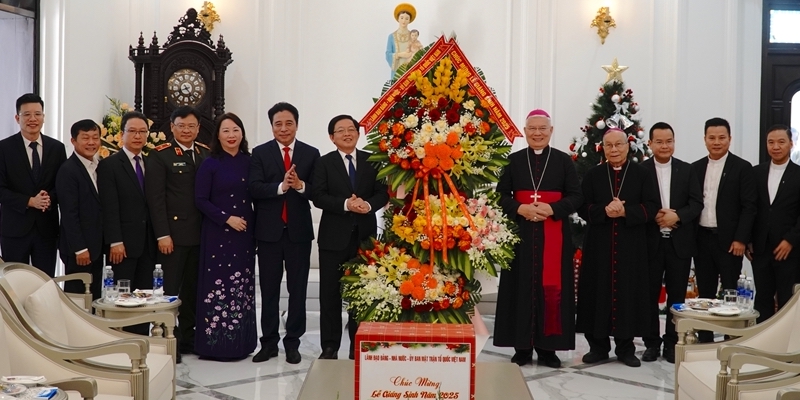 Deputy Prime Minister Ho Quoc Dung extends Christmas greetings at the Archbishop’s Residence of Hue Archdiocese