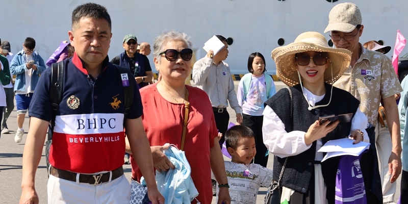 Welcoming the first tourists to Hue by air and sea