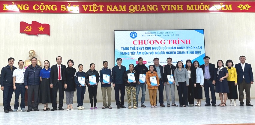 697 health insurance cards presented to disadvantaged residents of Kim Tra ward