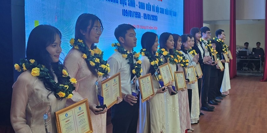 Many students receive “Five-Good Student” and “January Star” awards at various levels