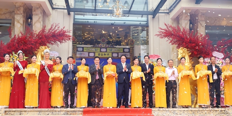 Hué Plaza officially commences operations
