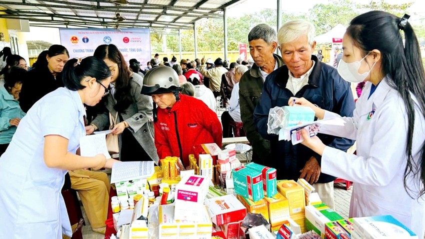 Free medical check-ups and medicine distribution for residents of Hoa Chau Ward