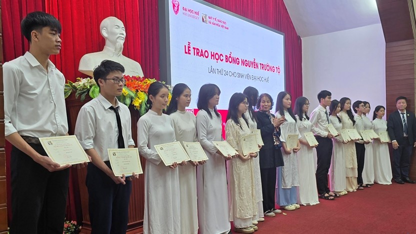 Hue University awards 157 Nguyen Truong To scholarships to students