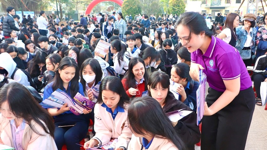 Over 2,700 students receive admissions and career counseling
