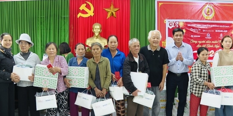 Presenting 200 Tet gift sets to households in difficult circumstances in Quang Dien Commune