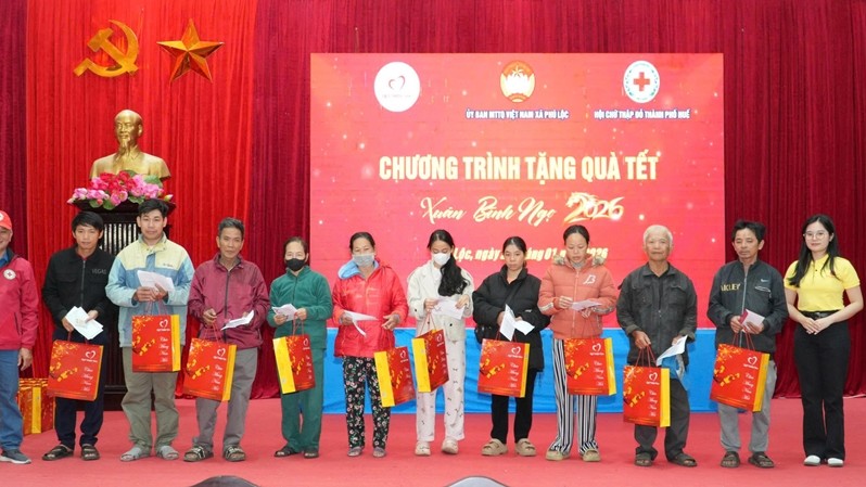 600 Tet Gift Packages are Presented to Residents in Phu Loc and Vinh Loc Communes